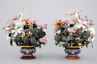 Deux grands groupes floraux en jade, pierres dures et cloisonn&eacute;, d&eacute;but du 20&egrave;me
