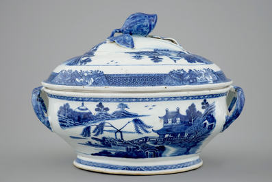 A Chinese blue and white export tureen on stand, Qianlong, 18th C.