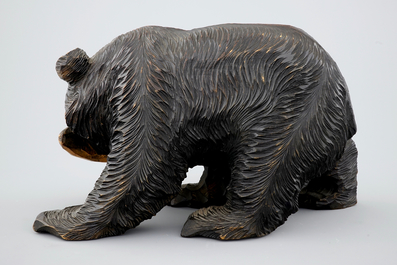 Un ours en bois sculpt&eacute; et patin&eacute;, peuple A&iuml;nou, Japon, d&eacute;but du 20&egrave;me