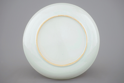Un plat en porcelaine de Chine famille rose &agrave; d&eacute;cor de fleurs et papillons, Yongzheng, 1723-1735