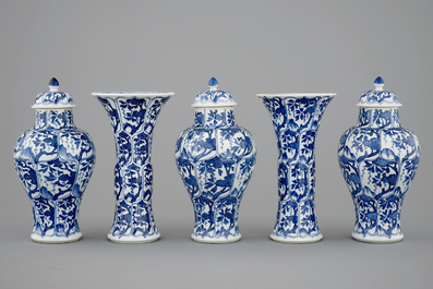 Une garniture de 5 pi&egrave;ces en porcelaine de Chine bleu et blanc, Kangxi