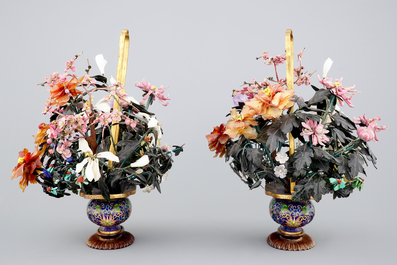 Deux grands groupes floraux en jade, pierres dures et cloisonn&eacute;, d&eacute;but du 20&egrave;me