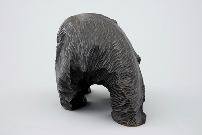 Un ours en bois sculpt&eacute; et patin&eacute;, peuple A&iuml;nou, Japon, d&eacute;but du 20&egrave;me