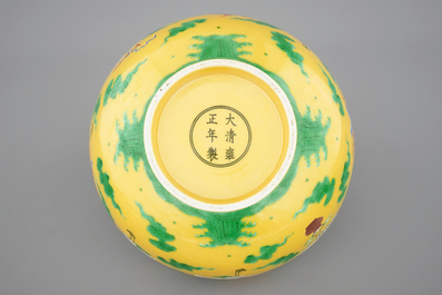 A large Chinese yellow ground bowl with cranes, 19/20th C.