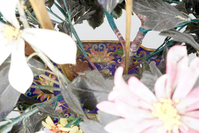 Deux grands groupes floraux en jade, pierres dures et cloisonn&eacute;, d&eacute;but du 20&egrave;me