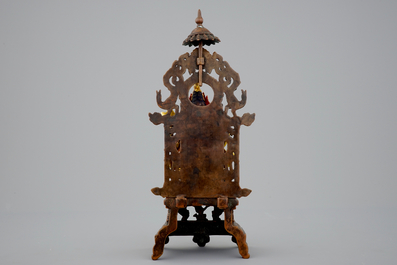 Une figure de Shadakshari Lokeshvara sur un tr&ocirc;ne en bronze dor&eacute; sino-tibetan, 19&egrave;me