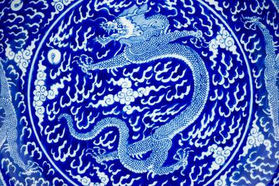 Une paire de plats aux dragons en porcelaine de Chine bleu et blanc, marque et p&eacute;riode de Kangxi