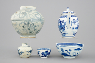 A varied collection of Chinese blue and white porcelain, 16/19th C.