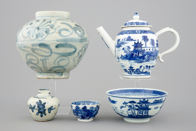 A varied collection of Chinese blue and white porcelain, 16/19th C.