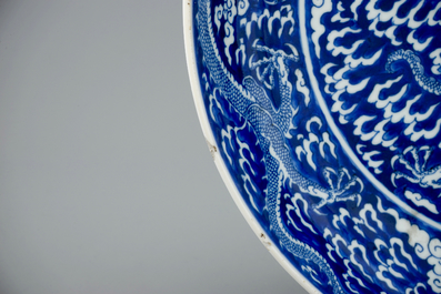 Une paire de plats aux dragons en porcelaine de Chine bleu et blanc, marque et p&eacute;riode de Kangxi