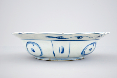 Een Chinese blauw-witte klapmuts kom met een vogel, Wanli, 1573-1619