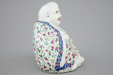 A large Chinese famille rose porcelain Buddha, 19/20th C.
