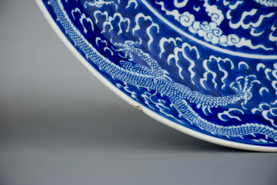 Une paire de plats aux dragons en porcelaine de Chine bleu et blanc, marque et p&eacute;riode de Kangxi