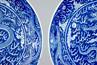 Une paire de plats aux dragons en porcelaine de Chine bleu et blanc, marque et p&eacute;riode de Kangxi