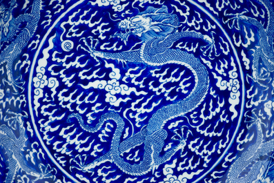 Une paire de plats aux dragons en porcelaine de Chine bleu et blanc, marque et p&eacute;riode de Kangxi