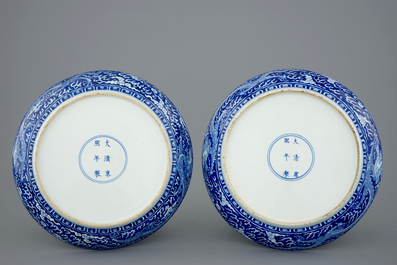 Une paire de plats aux dragons en porcelaine de Chine bleu et blanc, marque et p&eacute;riode de Kangxi