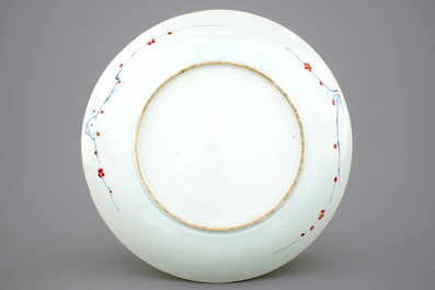 Een grote Chinese doucai schotel met floraal decor, Kangxi