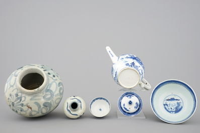 A varied collection of Chinese blue and white porcelain, 16/19th C.