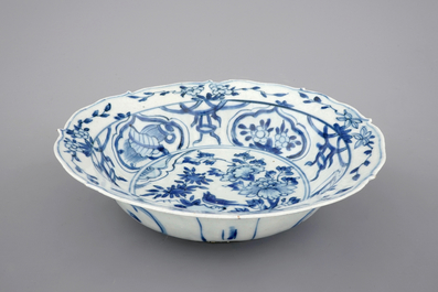 Een Chinese blauw-witte klapmuts kom met een vogel, Wanli, 1573-1619