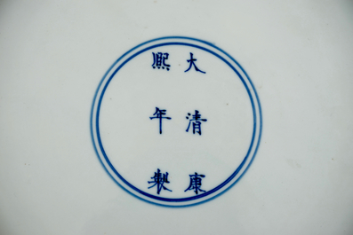 Une paire de plats aux dragons en porcelaine de Chine bleu et blanc, marque et p&eacute;riode de Kangxi