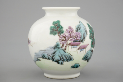 Een famille rose zun vaasje met landschapsdecor, Hongxian 4-karaktermerk