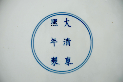 Une paire de plats aux dragons en porcelaine de Chine bleu et blanc, marque et p&eacute;riode de Kangxi