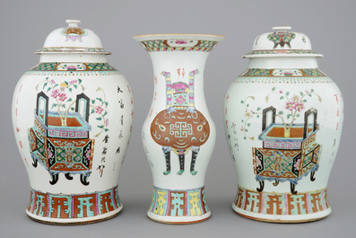 Een set van drie Chinese famille rose vazen, 19e eeuw