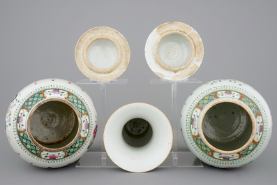 Een set van drie Chinese famille rose vazen, 19e eeuw