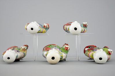Een set van 5 Chinese famille rose figuren van lachende jongens, 19e eeuw