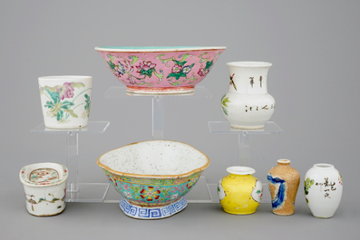 A collection of 9 various Chinese porcelain objects, famille rose and Qianjiang cai, 19/20th C.