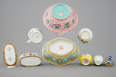 A collection of 9 various Chinese porcelain objects, famille rose and Qianjiang cai, 19/20th C.