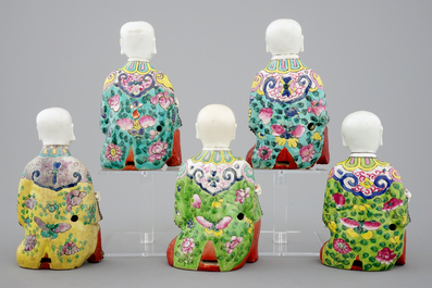 Een set van 5 Chinese famille rose figuren van lachende jongens, 19e eeuw