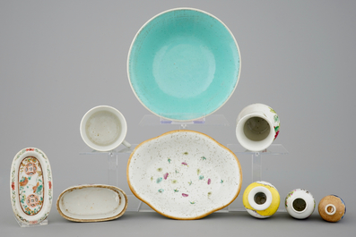 A collection of 9 various Chinese porcelain objects, famille rose and Qianjiang cai, 19/20th C.