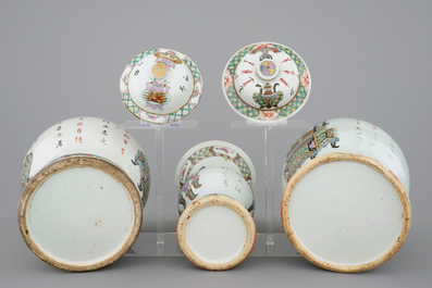 Een set van drie Chinese famille rose vazen, 19e eeuw