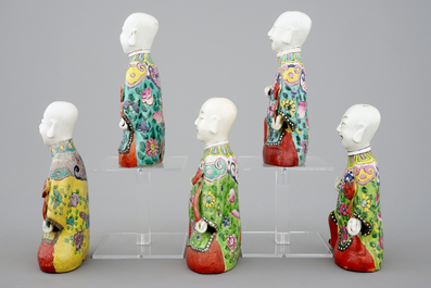 Een set van 5 Chinese famille rose figuren van lachende jongens, 19e eeuw