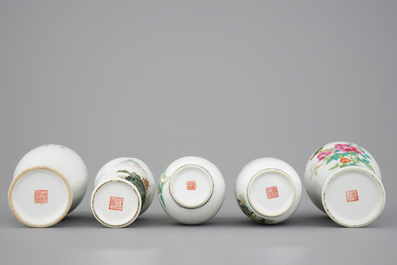Five Chinese famille rose vases and a dish, Republic, 20th C.