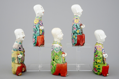 Een set van 5 Chinese famille rose figuren van lachende jongens, 19e eeuw