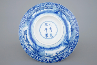 Un bol en porcelaine de Chine bleu et blanc de type "Klapmuts", marque et p&eacute;riode de Kangxi