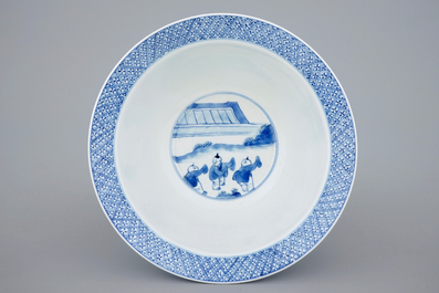 Un bol en porcelaine de Chine bleu et blanc de type "Klapmuts", marque et p&eacute;riode de Kangxi