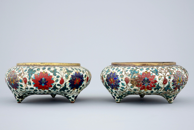 Une paire de br&ucirc;le-parfums en bronze dor&eacute; et cloisonn&eacute;, Chine, fin de la dynastie Ming