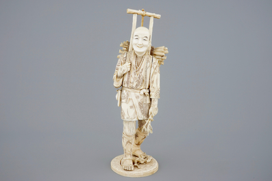 Un grand b&ucirc;cheron en ivoire sculpt&eacute;, Japon, Meiji, 19&egrave;me