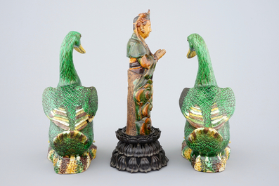 Een sancai Guanyin, Ming, en een paar verte biscuit eenden, 18/19e eeuw