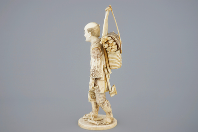 Un grand b&ucirc;cheron en ivoire sculpt&eacute;, Japon, Meiji, 19&egrave;me
