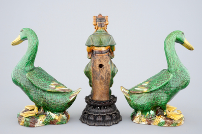 Een sancai Guanyin, Ming, en een paar verte biscuit eenden, 18/19e eeuw