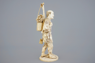 Un grand b&ucirc;cheron en ivoire sculpt&eacute;, Japon, Meiji, 19&egrave;me