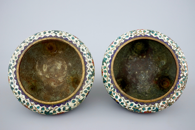 Une paire de br&ucirc;le-parfums en bronze dor&eacute; et cloisonn&eacute;, Chine, fin de la dynastie Ming