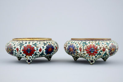 Une paire de br&ucirc;le-parfums en bronze dor&eacute; et cloisonn&eacute;, Chine, fin de la dynastie Ming