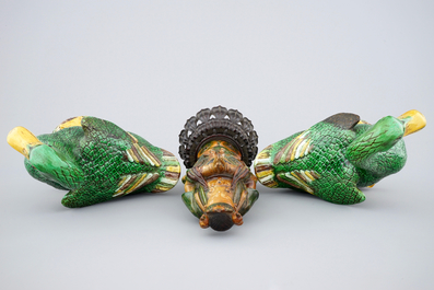 Een sancai Guanyin, Ming, en een paar verte biscuit eenden, 18/19e eeuw