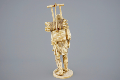 Un grand b&ucirc;cheron en ivoire sculpt&eacute;, Japon, Meiji, 19&egrave;me