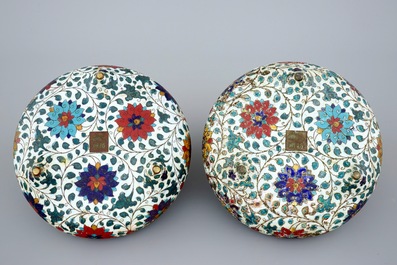 Une paire de br&ucirc;le-parfums en bronze dor&eacute; et cloisonn&eacute;, Chine, fin de la dynastie Ming